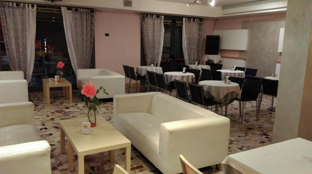 Hotel Flaminio Tavernelle Serrungarina Esterno foto