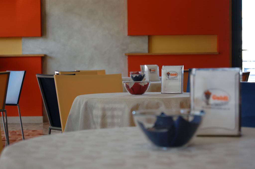 Hotel Flaminio Tavernelle Serrungarina Esterno foto